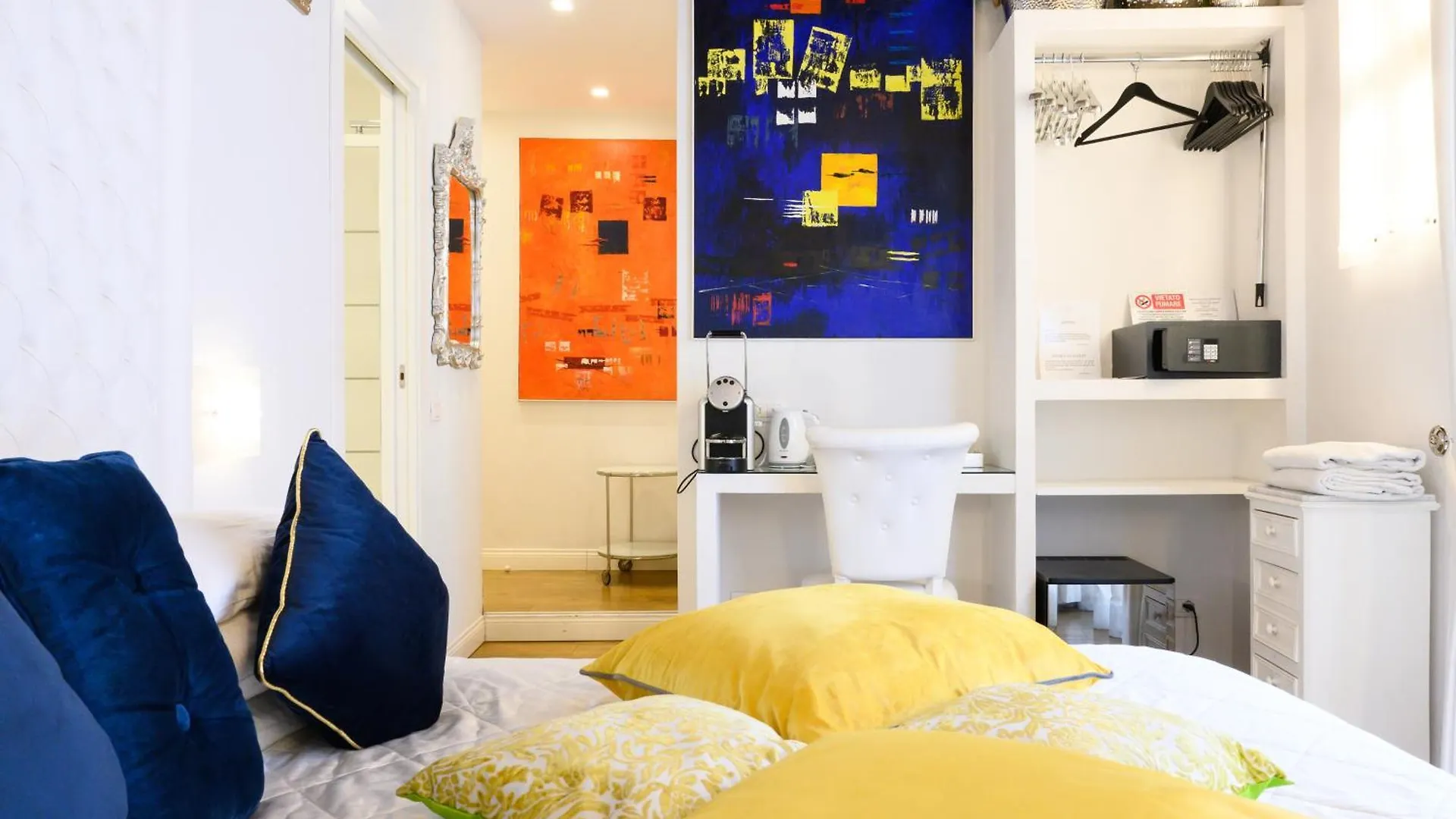 Domus Spagna Frattina Guest House Rome