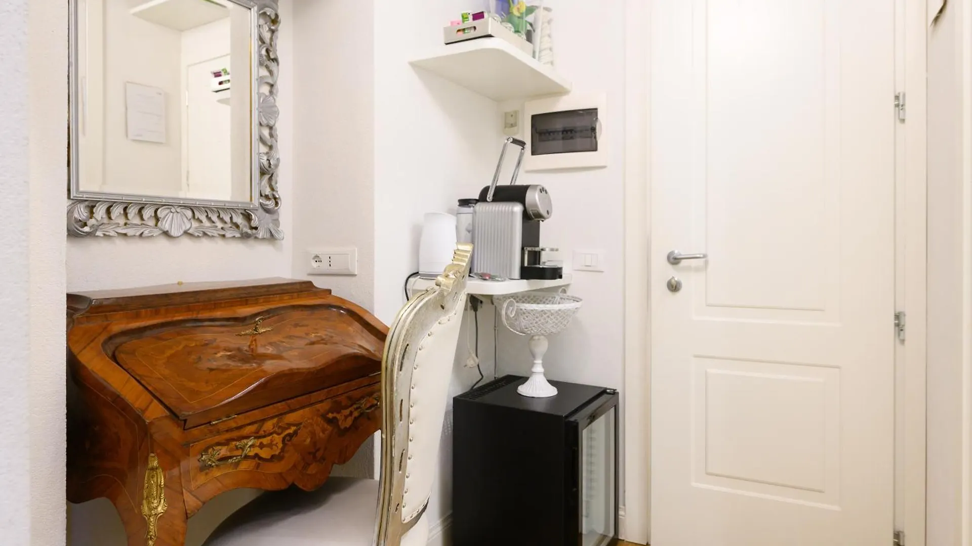 Domus Spagna Frattina Guest House Rome
