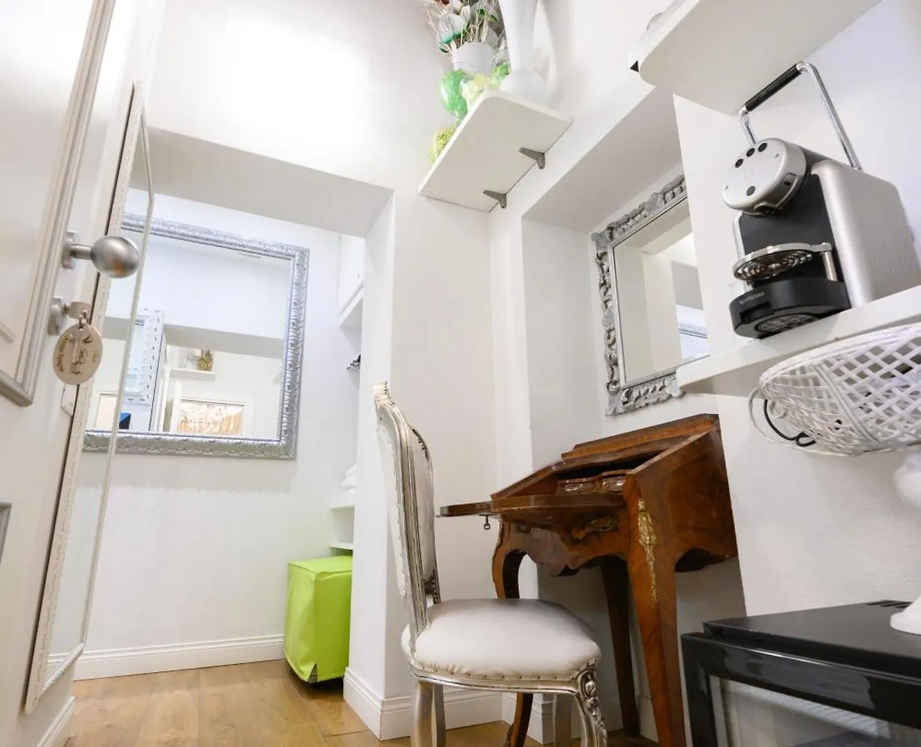Domus Spagna Frattina Guest House Rome