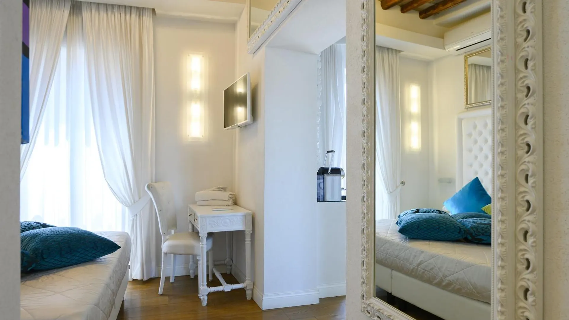 Domus Spagna Frattina Guest House Rome